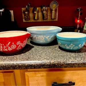 Used once. Pioneer Woman mixing bowl set. No cracks or chips.